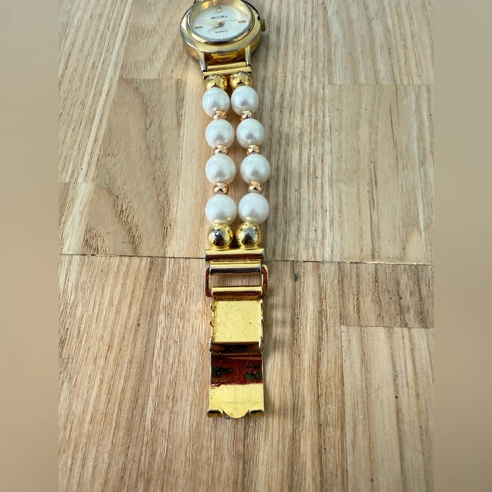 Vintage becora ladies gold tone fashion pearl bracelet watch NEW BATTERY